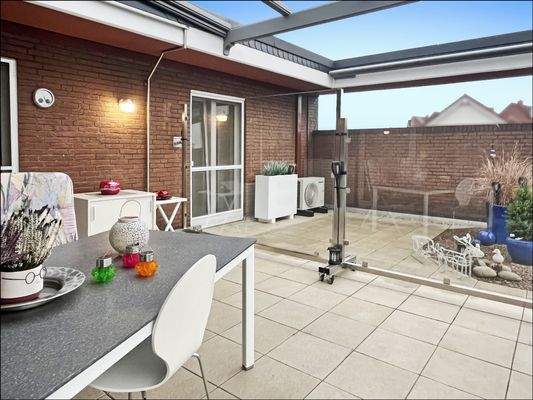 Die überdachte Terrasse verfügt über eine elektrische Verschattung