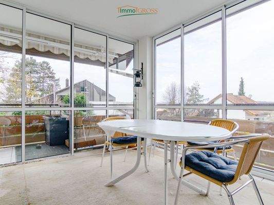 Heller Wintergarten mit Zugang zum Balkon