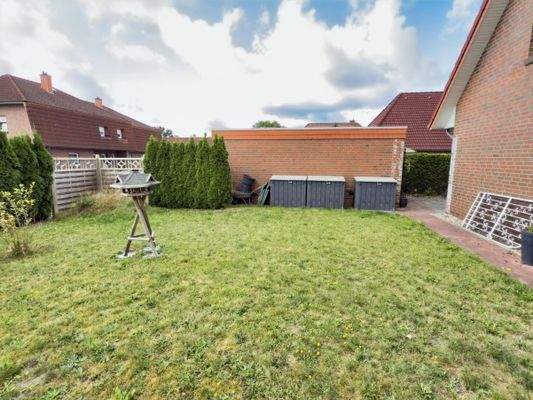 großzügiger Garten mit massiver Garage