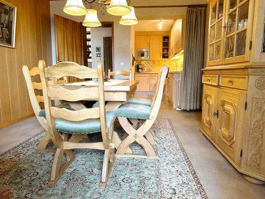 Essen, mit dahinter liegender