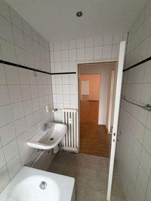 Kleines weißes Badezimmer
