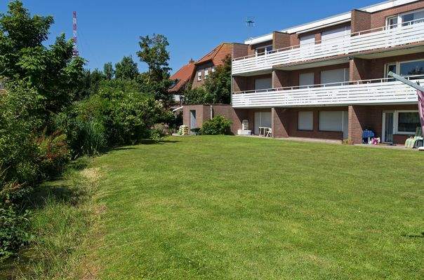 Blick aus dem Garten zu den Balkonen und Terrassen.