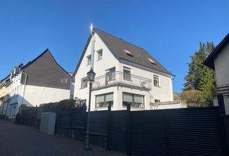 Straßenansicht mit Zaunanlage