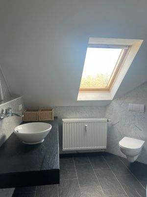 Badezimmer mit Waschtisch 