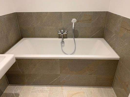 Masterbad mit Dusche und Badewanne