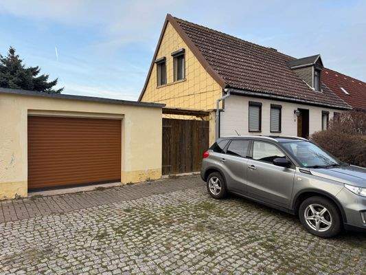 Garage und Toreinfahrt