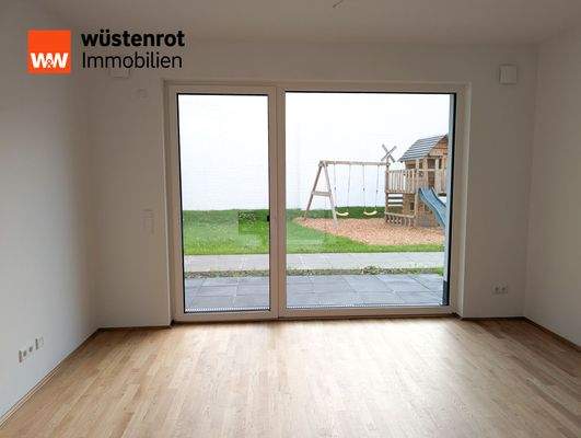 Wohnzimmer mit Zugang zur Terrasse