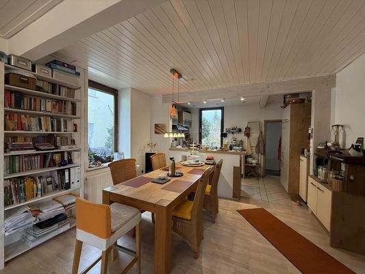 Essbereich mit Blick in die Küche