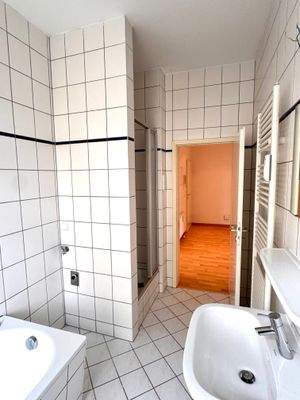 Badezimmer mit Badewanne und Dusche