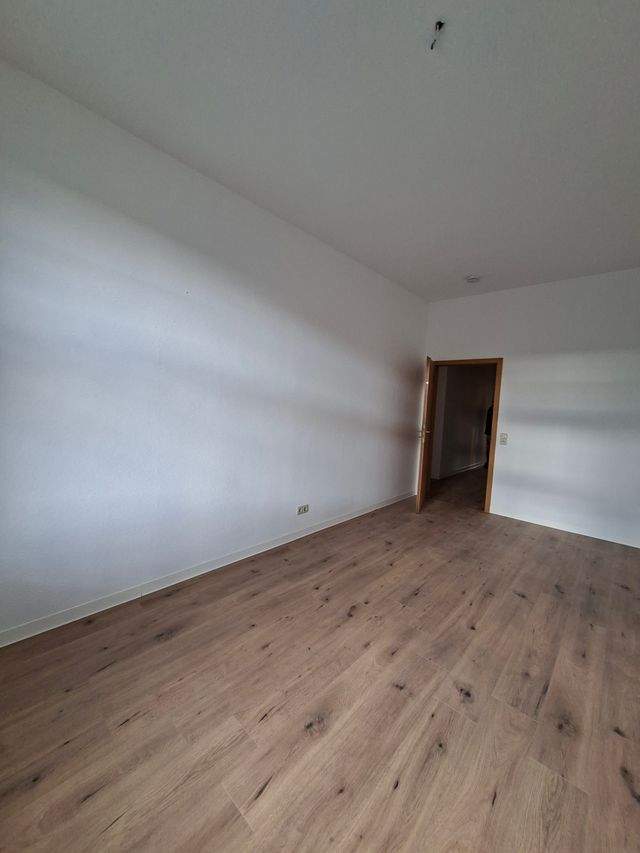 Großzügige, helle 3-Raum-Wohnung mit Erweiterungsmöglichkeit um eine zusätzliche 1-Raum-Wohnung – zentral am Marktplatz in Hartenstein - Foto 3