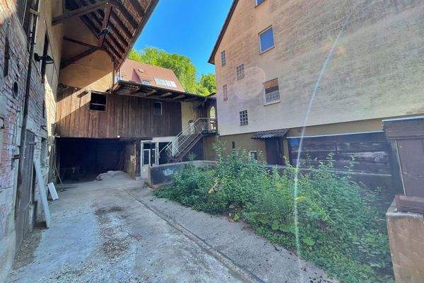 Hof (zum Abstellen der Autos)