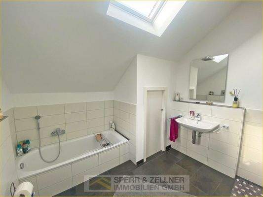 Bad mit Wanne, Dusche, Fenster im DG