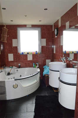 Neuwertiges Tageslichtbad