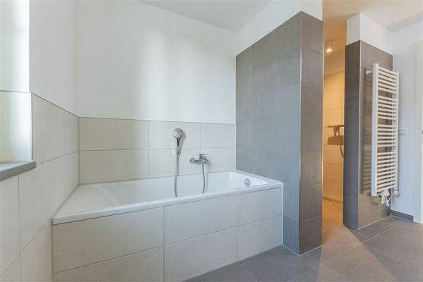 Bad mit Dusche & Wanne