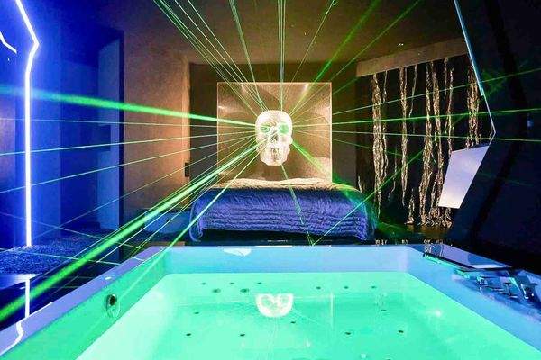13 Schlafzimmer mit Jacuzzi Nacht