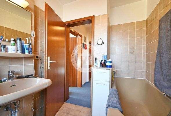 ...mit Dusche und Badewanne.