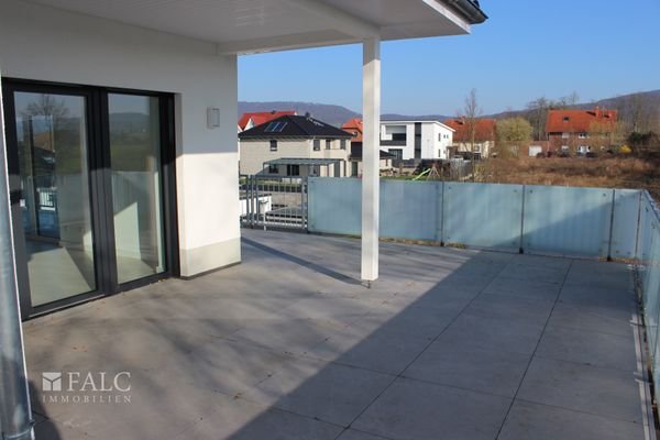 Großzügige teilüberdachte Terrasse
