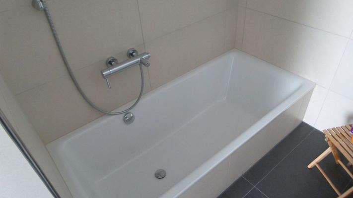 Badewanne mit Duschmöglichkeit