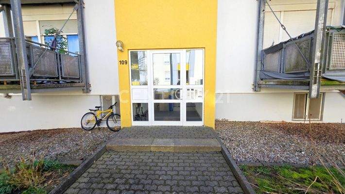 Eingang zum Mehrparteienhaus