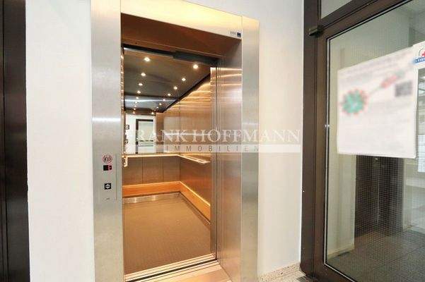 V4969 Treppenhaus - Fahrstuhl