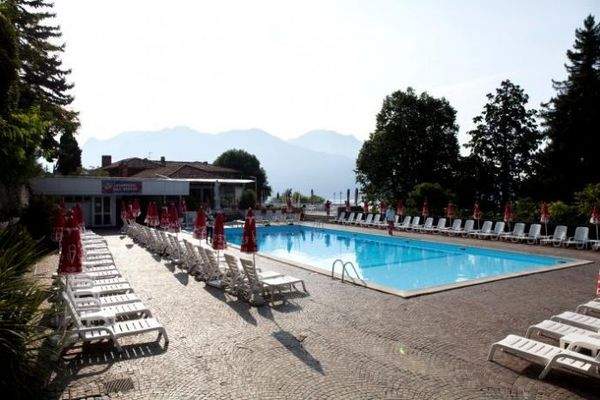 Gepflegter, ca. 25 m x 12 m großer Pool 