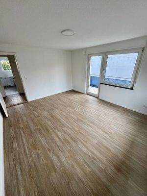 Wohnzimmer mit Zugang zum Balkon.jpg