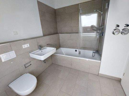 Bad mit Wanne + Fenster