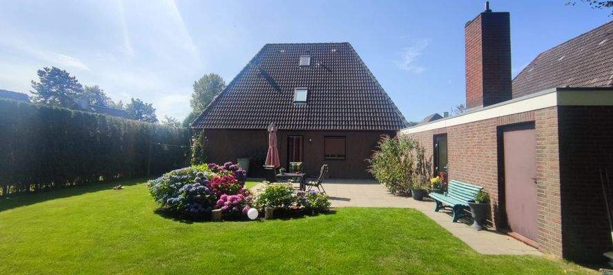 Rasenfläche mit Terrasse