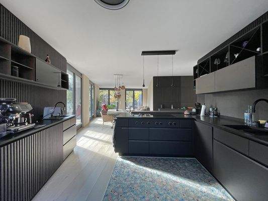 Küche mit separater Wasch- und Arbeitszeile