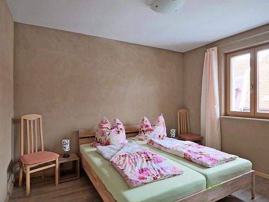 rechtes Schlafzimmer, Doppelbett