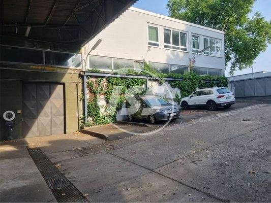 Halleneinfahrt zu EG rechts und links