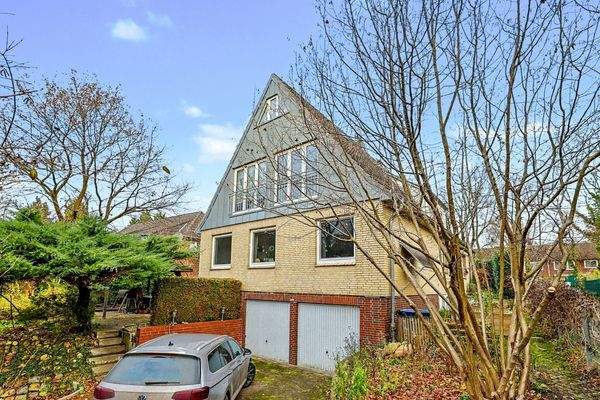 Gebäuderückseite mit Garagen