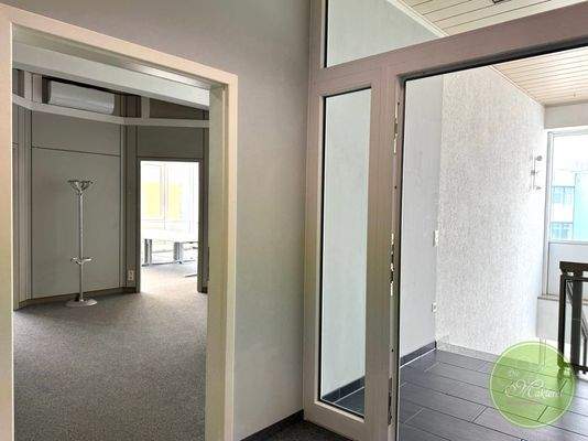 ... mit hellem Eingangsbereich ... 