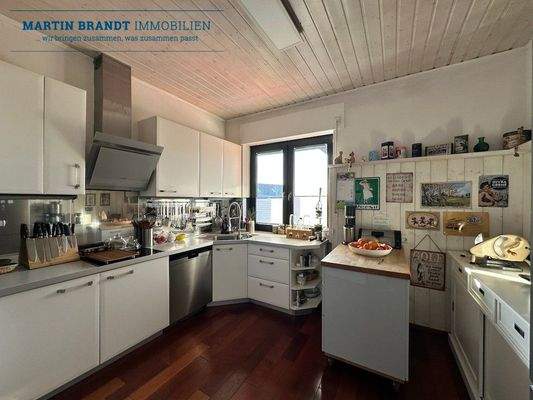 Küche mit Einbauküche