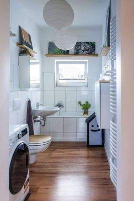 Badezimmer mit Fenster