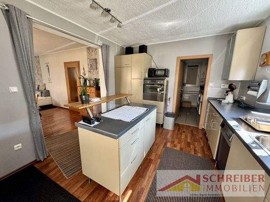 Küche mit Kochinsel 