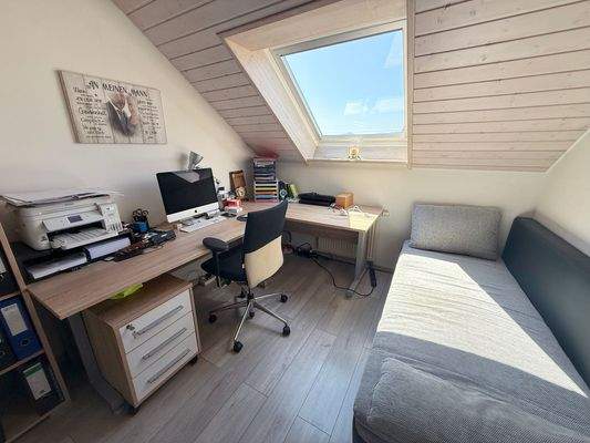 Modernes Büro mit Dachfenster