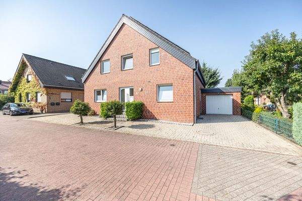 Hausansicht mit Garage