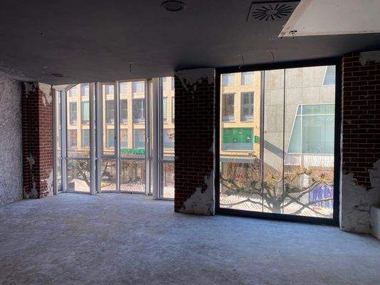 Große Schaufenster zur Fußgängerzone