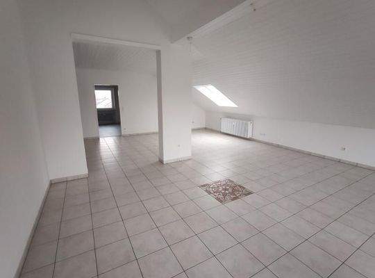 Wohn- /Esszimmer mit Zugang zum großen Balkon Bild 3