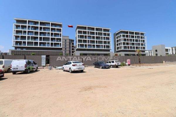 Flats in Complex with Ideal Location Antalya Altintas