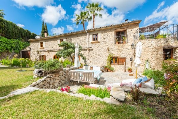 Mallorquinische Finca mit gepflegten Garten und Pool in Capdella