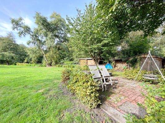 gepflasterte Sitzecke im Garten