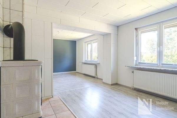 Wohnzimmer mit Kachelofen im EG