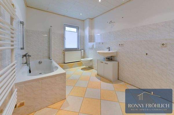 Tageslicht Bad mit Wanne