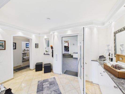 Eingangsbereich mit Zugang Garage