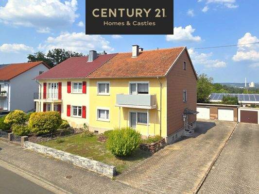 Ansicht des Hauses von vorne mit Zufahrt zur Garage 