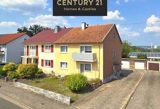Ansicht des Hauses von vorne mit Zufahrt zur Garage 