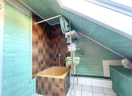 Kleines Badezimmer im Dachgeschoss - Foto 2