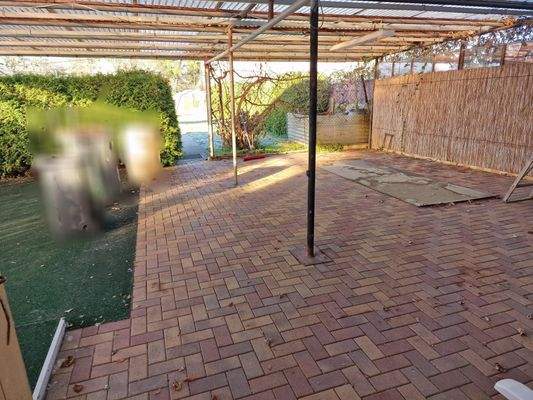 Überdachte Terrasse mit Blick in den Garten